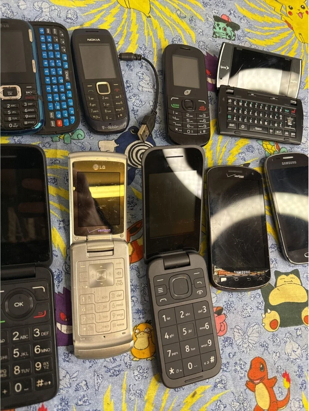 *Used* Lot of 12 Phones Older Smart Phones & Flip Phones UNTESTED* *PARTS ONLY*
